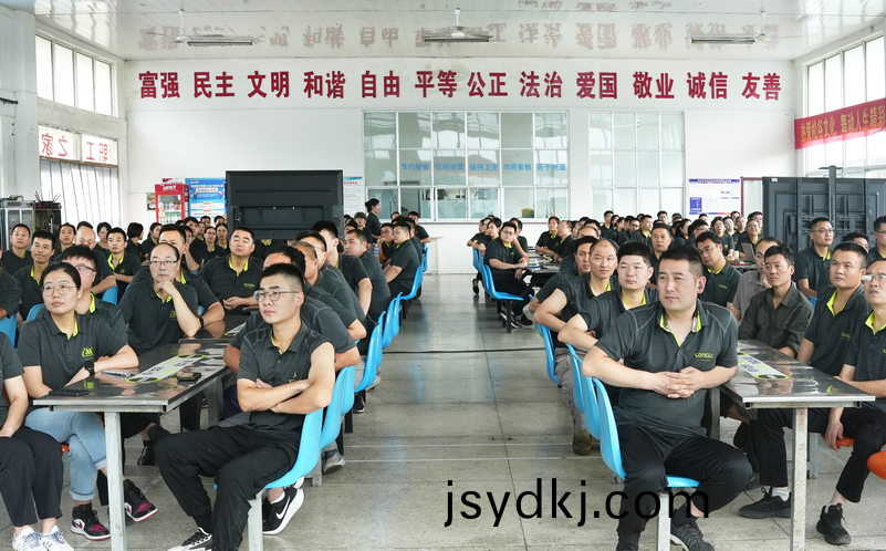 鬆穀(gu)激光員(yuan)工